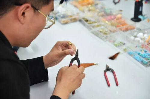 手中生花，藝術(shù)之美——工藝美術(shù)品設(shè)計(jì)之道